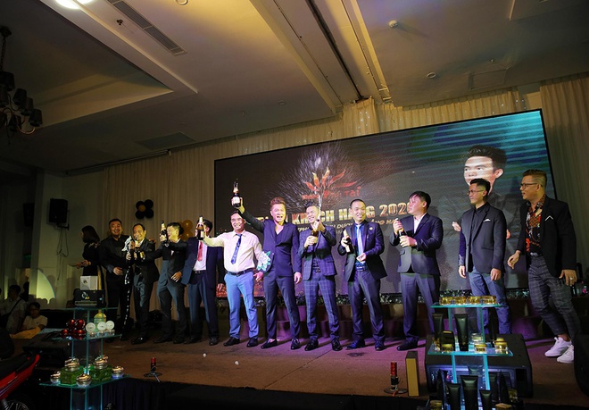 Thiên Phú Tài và ca sĩ Lâm Vũ khui Champagne khai tiệc cùng 6 NPP khu vực: TPHCM - Bình Dương - Đồng Nai